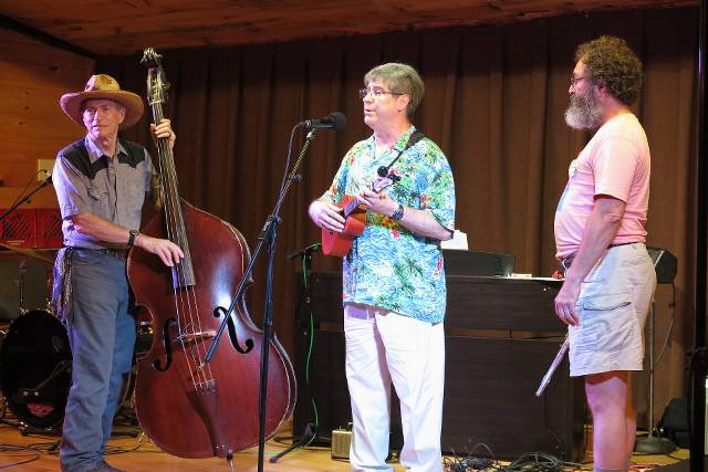 Carlos does his thing with Barry and Chuck.  Who knew there was a grammy winning Uke song??